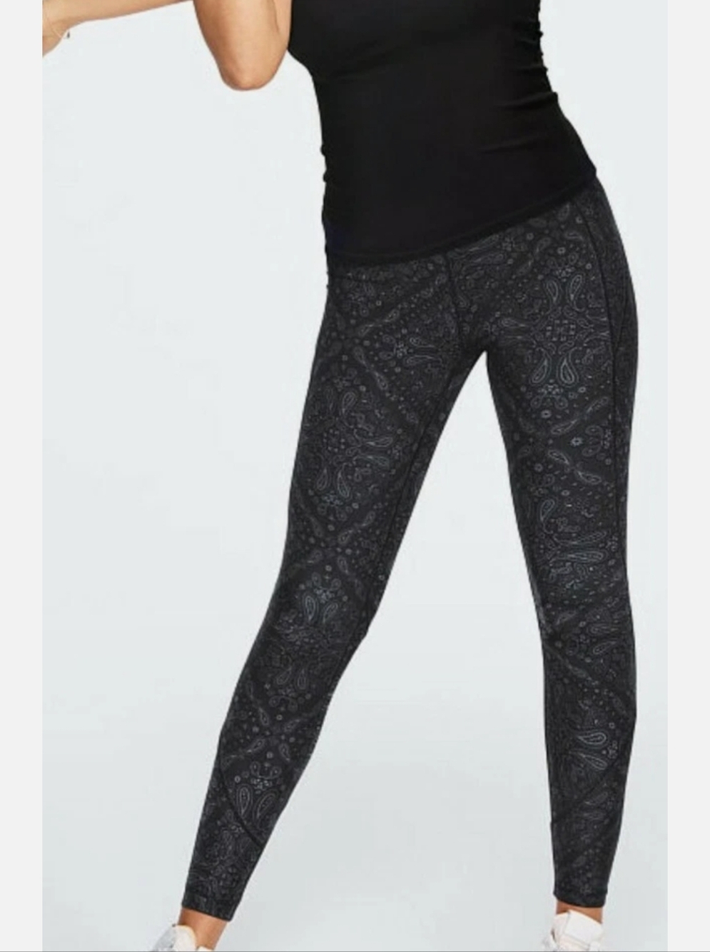 Victoria Secret PINK High Waisted Paisley Print 7/8 Leggings - Size Medium